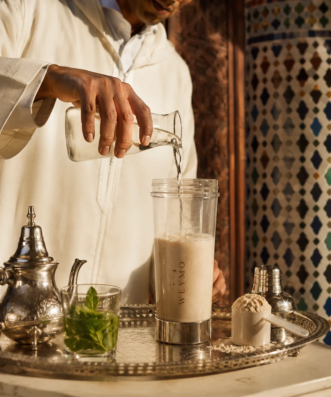Préparation d’un shaker Weymo sur un plateau à thé marocain traditionnel.